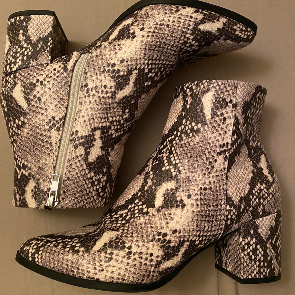 8.5 Madden Girl Ivory/Black Snake Print Booties